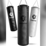 Schwarze und weiße Boxsäcke mit dem FIGHTR-Logo für Kampfsporttraining. Samard.de