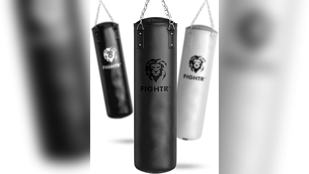 Schwarze und weiße Boxsäcke mit dem FIGHTR-Logo für Kampfsporttraining. Samard.de